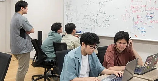 分担してチーム制作をしている様子