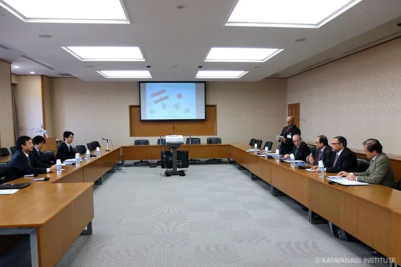 会議室で訪問されたみなさまと面会、情報交換をしている風景