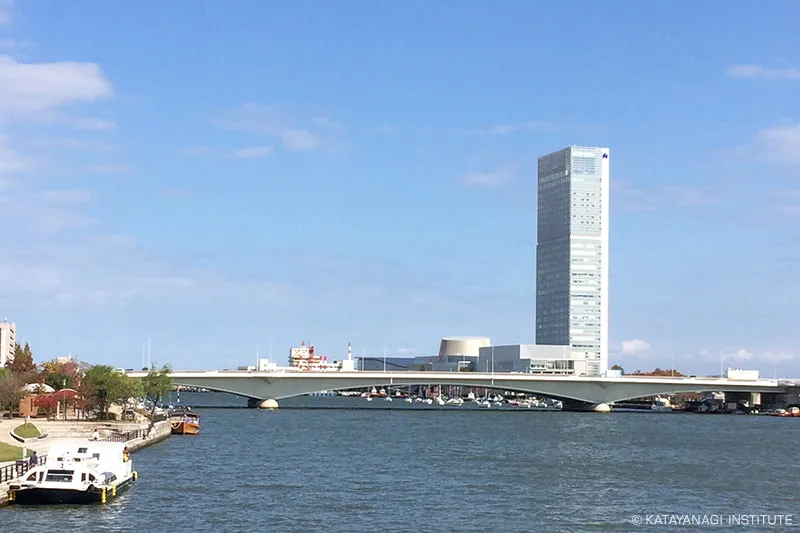 ホテルオークラ新潟側から信濃川に架かる柳都大橋と朱鷺メッセを写した画像