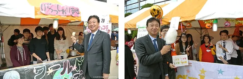 左に飲食出店の学生達と理事長、右にわたあめを持って学生達と記念撮影をする理事長の写真