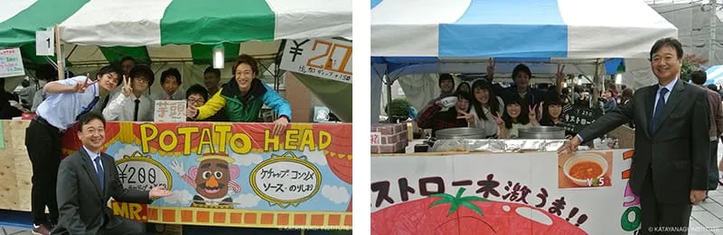 左に力作の看板の前で学生達と理事長の記念写真、右にミネストローネの模擬店の学生達と理事長の記念写真