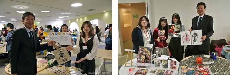 左に雑貨の展示を紹介する理事長と制作者の学生、右にイラスト作品の展示を紹介する理事長と制作者の学生たち