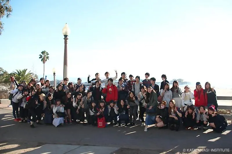 研修先の海辺で元気に記念撮影