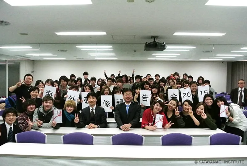 とても楽しそうな海外研修報告会の記念写真