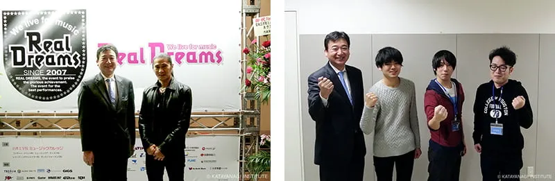 左にREAL DREAMSの横断幕の前でSAM氏と、右にSAKANAMONさんと並び、同じポーズでの記念写真