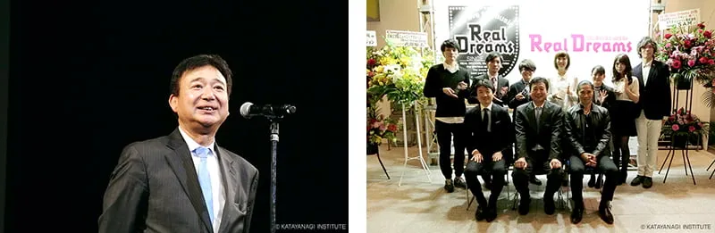 左に挨拶をする理事長、右にREAL DREAMSの横断幕の前で学生たち、講師陣との記念写真