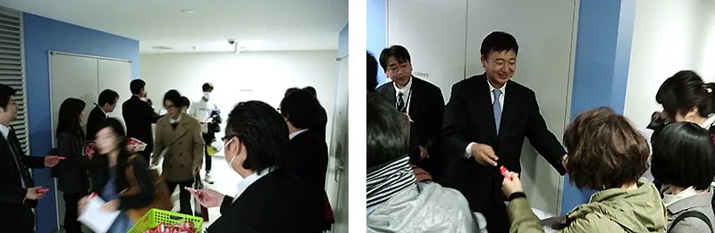 左に会場を後にする学生たちにKit Katを配布する風景、右にKit Katを手渡す理事長