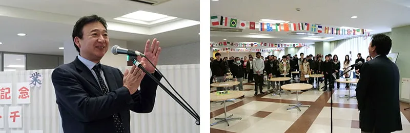 左にジェスチャーを交えて挨拶をする理事長、右にステージ側から万国旗が飾られた会場と留学生たちを写した写真