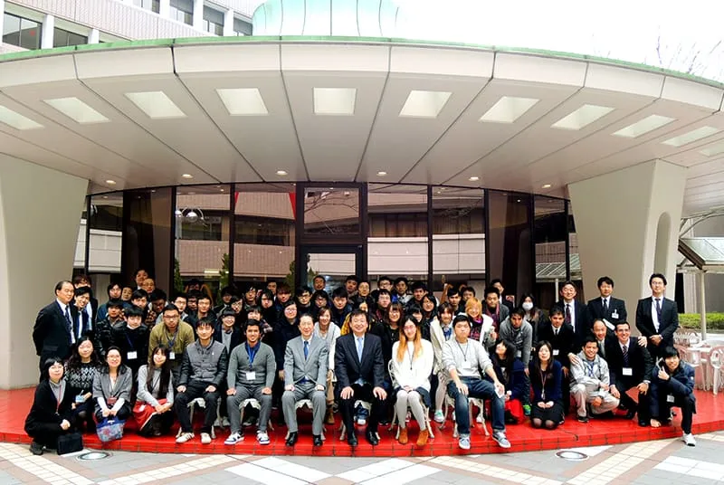 理事長や担当した講師、職員たちも集まって記念撮影