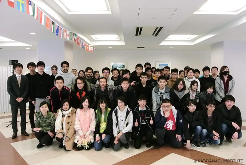 立食パーティ会場で記念撮影