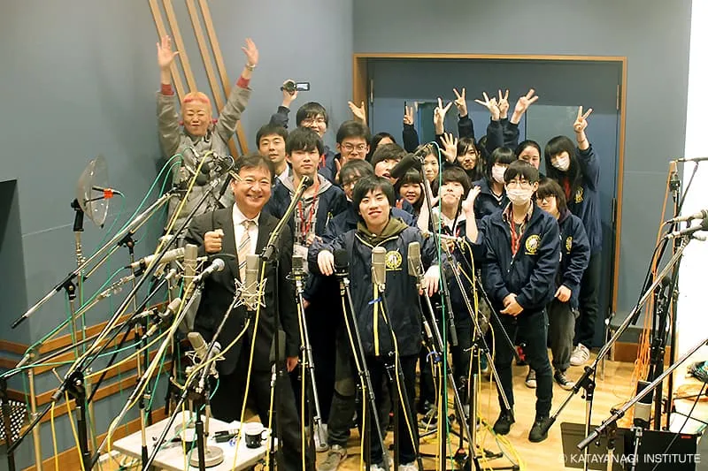 収録ブースでたくさんのマイクに囲まれ、コッペ氏と理事長と賑やかに記念撮影