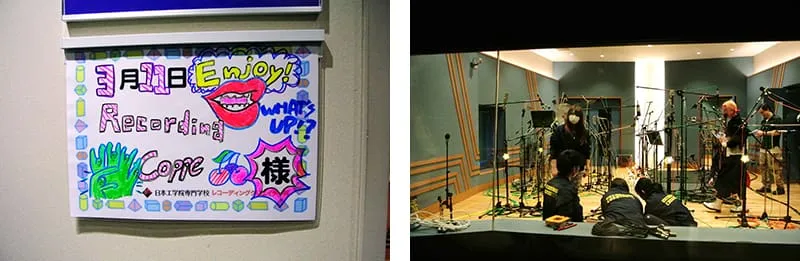 左に楽しそうなイラストで飾られた使用者表示用のカード、右にセッティング中の収録ブースの風景