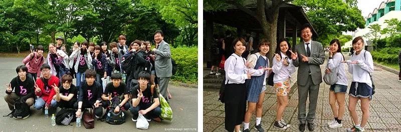 黒地にピンクのフロントプリントTシャツの情報処理科、白の長袖シャツバージョンのダンスパフォーマンス科と楽しく記念撮影