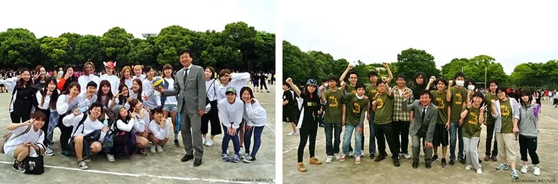 白いTシャツ、カーキ色のTシャツの学生達とも1枚ずつ記念撮影