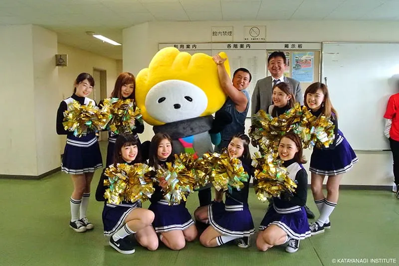 エントランスでチアチームTiara、かまトゥ、スギちゃん氏と一緒に記念撮影