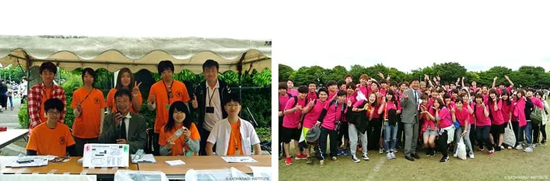 左にオレンジ色のTシャツを着た実行委員たちと、放送席に座りマイクを握っている理事長の記念写真、右にピンクのＴシャツが鮮やかなコンサート・イベント科の学生たちと理事長がぎゅっと集まった記念写真
