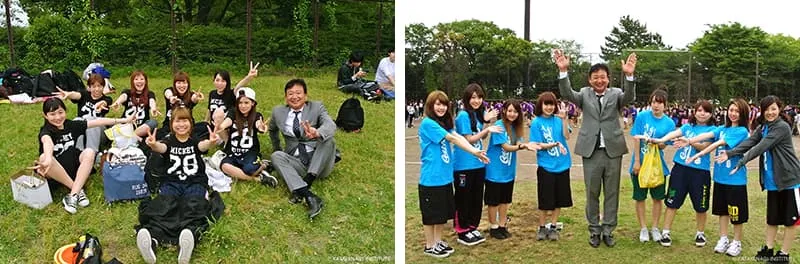 休憩中の学生達と草原に座って1枚、水色バージョンのコンサート・イベント科とも楽しく記念撮影