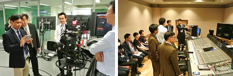 左に番組撮影用のカメラを撮影している様子、右にレコーディングスタジオのコントロールルームを見学している様子