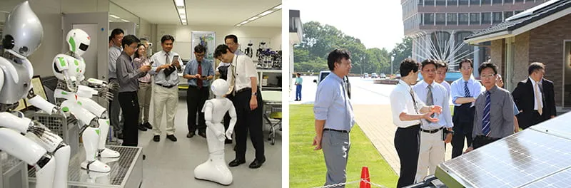 左に並んだロボットと起動中の人型ロボットを説明、撮影している様子、右にソーラーパネルの設備を見学している様子