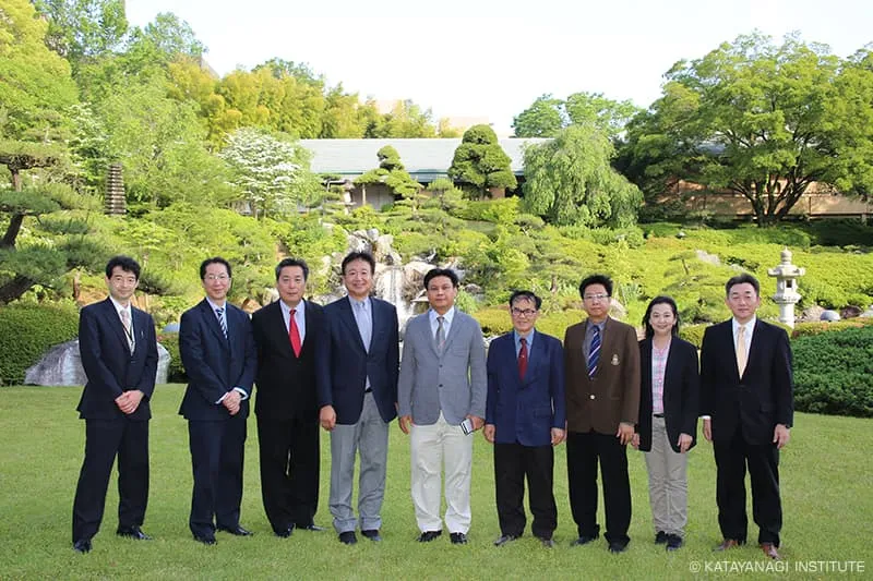 日本庭園にて左側に本校、右にタイ王国のみなさまで記念撮影