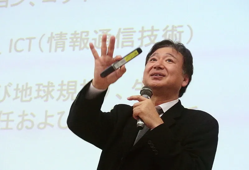 ジェスチャーを交えながら講義を行う学校長の様子