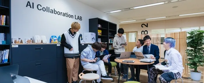 フリーアクセスのワーキングスペースで交流する生徒達