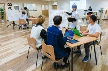 テーブルの1つでミーティングをしている様子