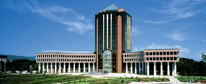 高い中央のビルに両翼がついた、シンメトリーデザインの研究棟の外観