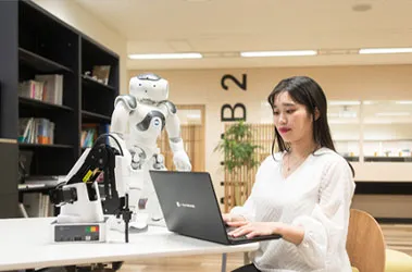 別のテーブルでロボットの制作作業をしている生徒