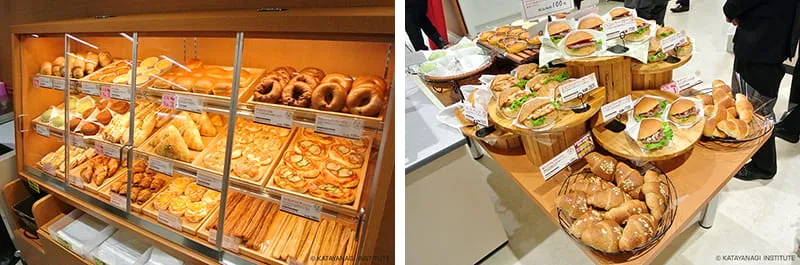 左に焼き立てパンが並ぶガラス扉付きの3段の陳列棚、右にサンドやバーガーも並ぶオープン型の陳列テーブル