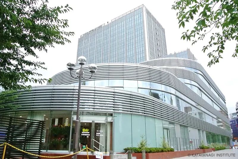 新蒲田キャンパス校舎を見上げる写真