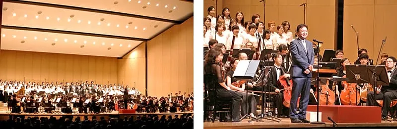 左にオーケストラの演奏中の様子、左に指揮台の隣に設置されたマイクで挨拶をする理事長