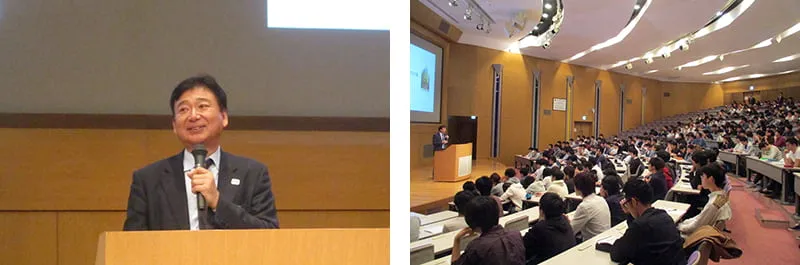 左に講義中の理事長、右に講義中の壇上を斜め横から、聞き入る学生達の様子と共に撮影した写真