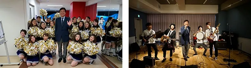 金銀混色のポンポンを手にしたユニフォーム姿のチアチームに囲まれて1枚、学生バンドのヴォーカルとして混ざりマイクを握ってポーズを決めた雰囲気のある1枚