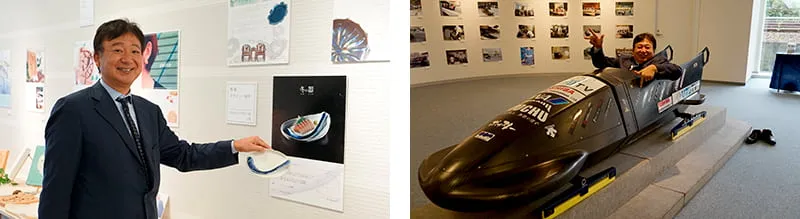 左にパネル展示の刺身皿を紹介する理事長、右にジャマイカチームが公式採用したボブスレーの実機に乗り込んでいる理事長の写真
