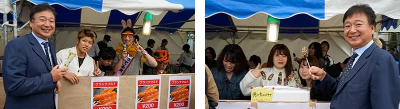 フランクフルトで出店した学生たちとお茶のペットボトルを持って1枚、チョコスプレーをかけたチョコバナナを手に出店した学生たちと1枚