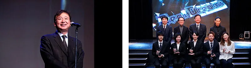 左にシックなスーツ姿で挨拶をする理事長、右に前列にトロフィを持った受賞者の学生たち、後列に理事長やSAM氏など主要な講師陣の記念写真