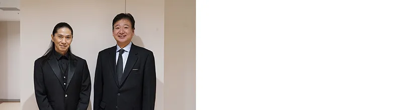 黒のワントーンで揃えたSAM氏と、シックなスーツ姿の記念写真