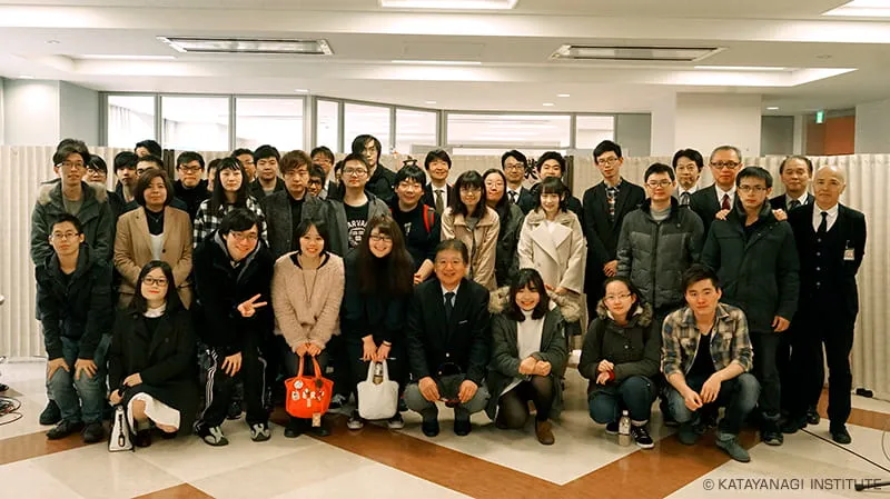 笑顔やはにかんだ様子、少し寂しそうな雰囲気など、留学生たちと関係する講師、職員と共に記念撮影