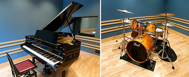 左にピアノブース、右にドラムブースの画像