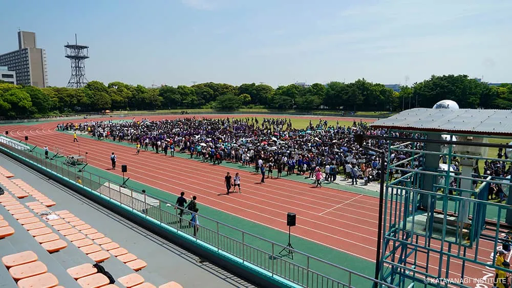 トラックの内側に集まった学生たちの風景