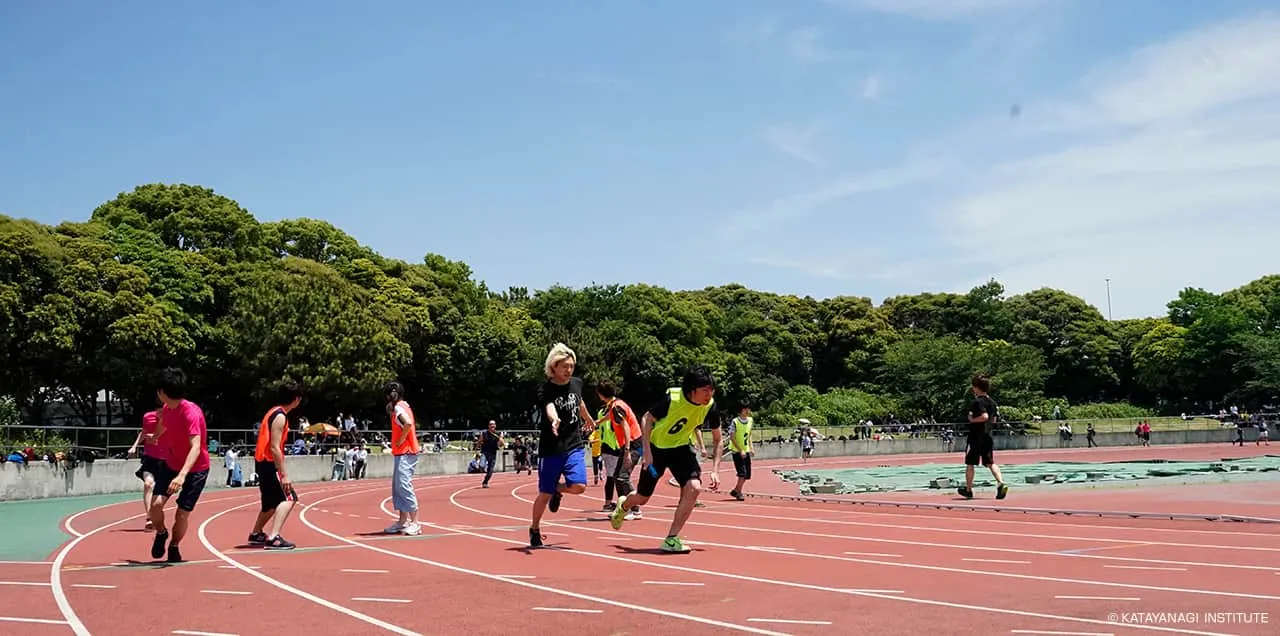 リレー競技のバトンパス地点を撮影した写真