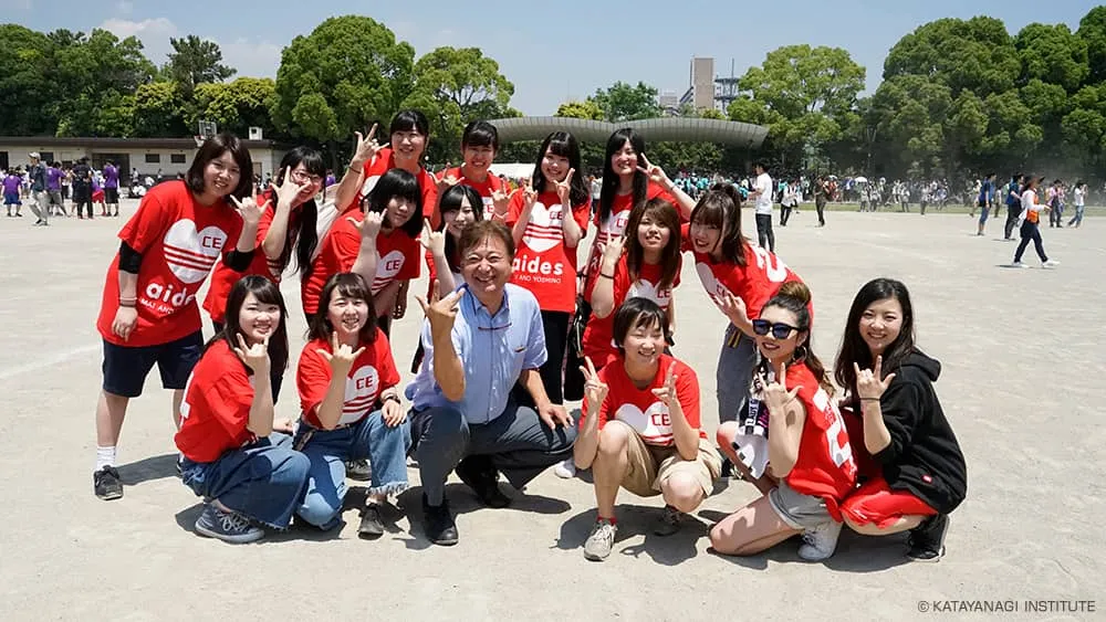 赤いTシャツに白の大きなフロントプリントの学生達と、やはりお揃いのポーズで1枚