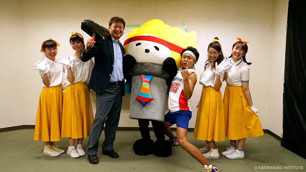 かまトゥと恋ダンスチームに、ゲストのサンシャイン池崎氏と並んで記念撮影