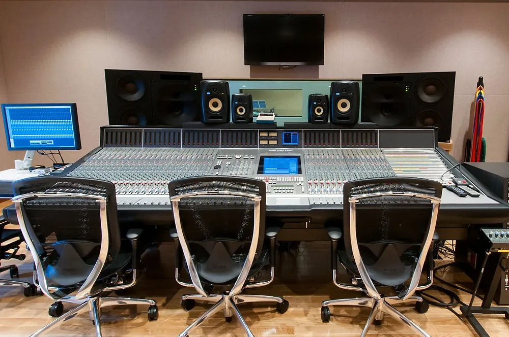 StudioCコントロールルームのミキサーテーブル