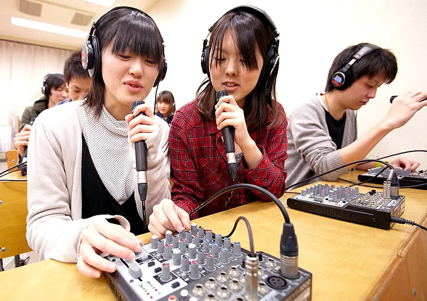 小型コンソールを使用し自分の声で実習中の生徒達