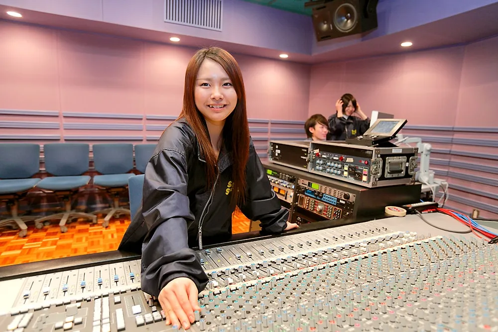 プロと同じ環境でスキルを習得していく生徒のイメージ画像