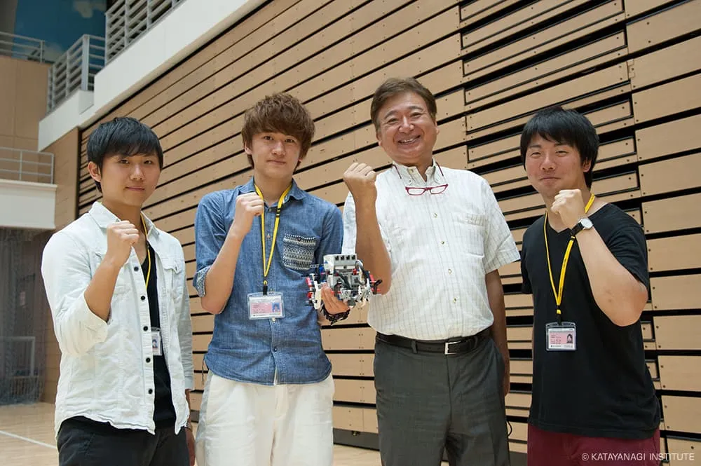 機体を持ったメンバーとガッツポーズで記念撮影