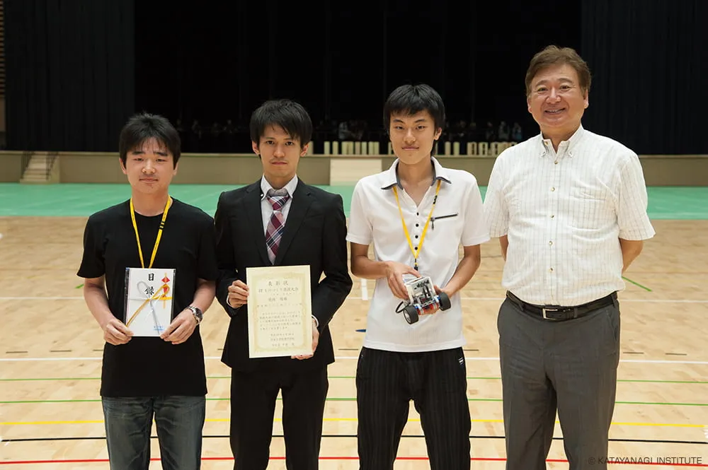 目録、賞状、機体を持ったメンバーと記念撮影