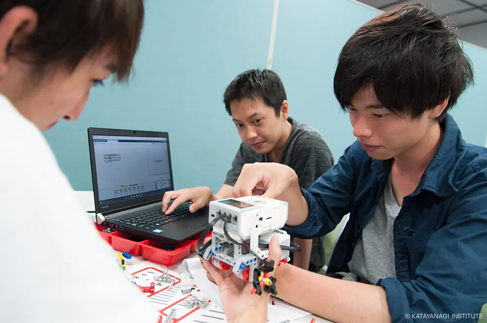 真剣に、慎重に各部を観察している様子